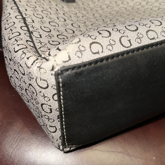 Guess Signature Bag - Picture 8 of 16